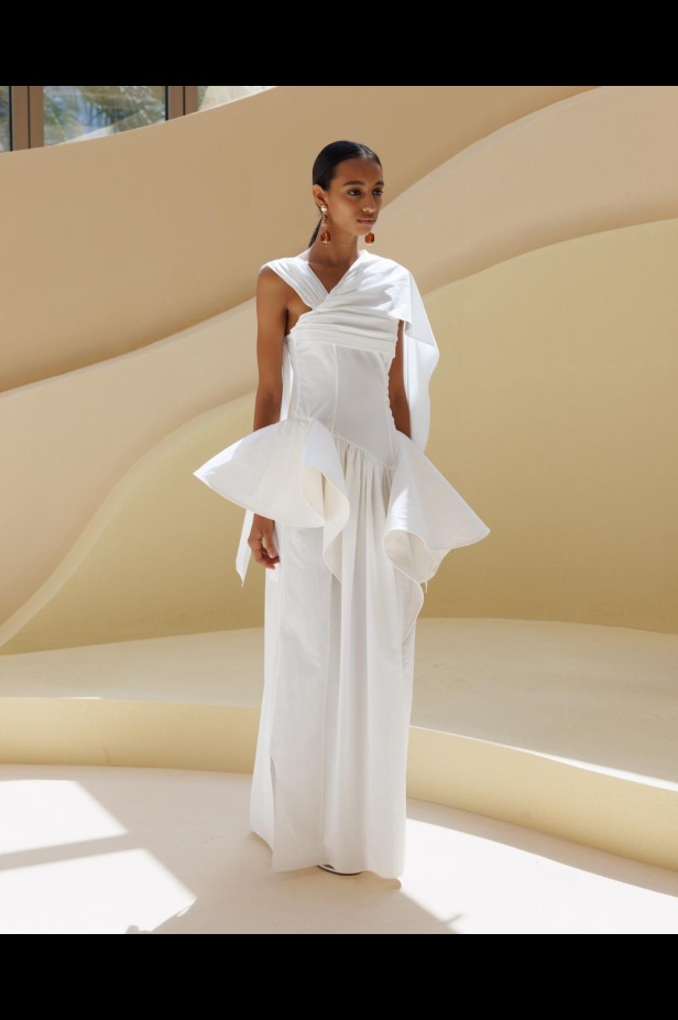 من مجموعة “سرّ الحديقة”، فستان أسود بأكمام مزينة بسوار ذهبي أنيق