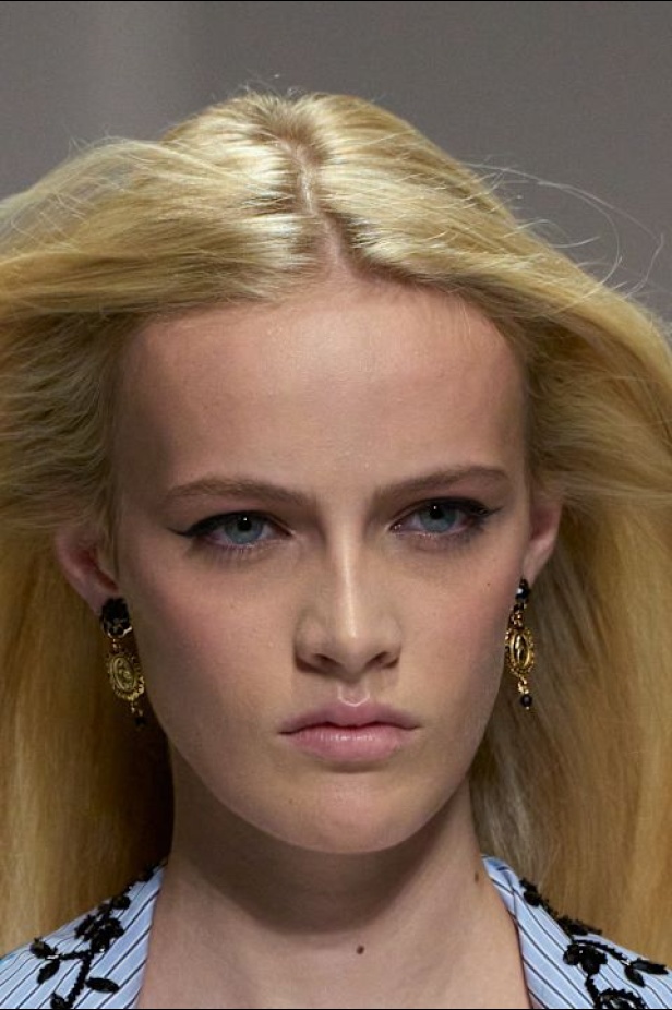 مجموعة غير تقليدية قدّمتها دار Dolce & Gabbana لربيع وصيف 2026 في ميلانو