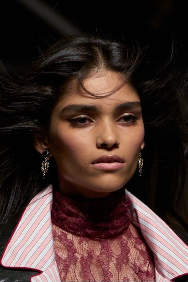 مجموعة غير تقليدية قدّمتها دار Dolce & Gabbana لربيع وصيف 2026 في ميلانو