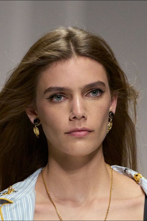 مجموعة غير تقليدية قدّمتها دار Dolce & Gabbana لربيع وصيف 2026 في ميلانو