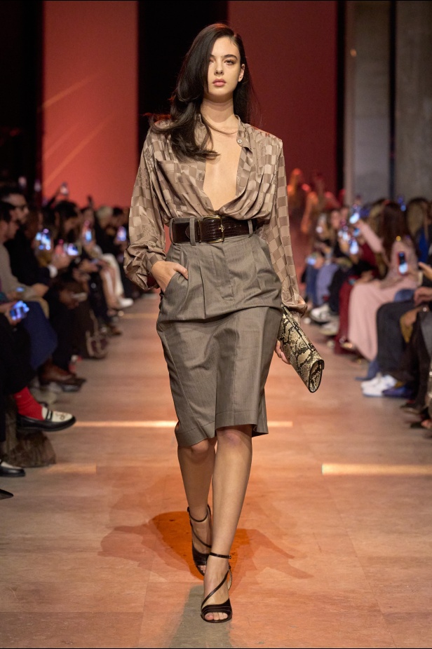 مجموعة إيلي صعب لربيع 2026... أناقة خالدة وتنسيقات جريئة غير متوقّعة