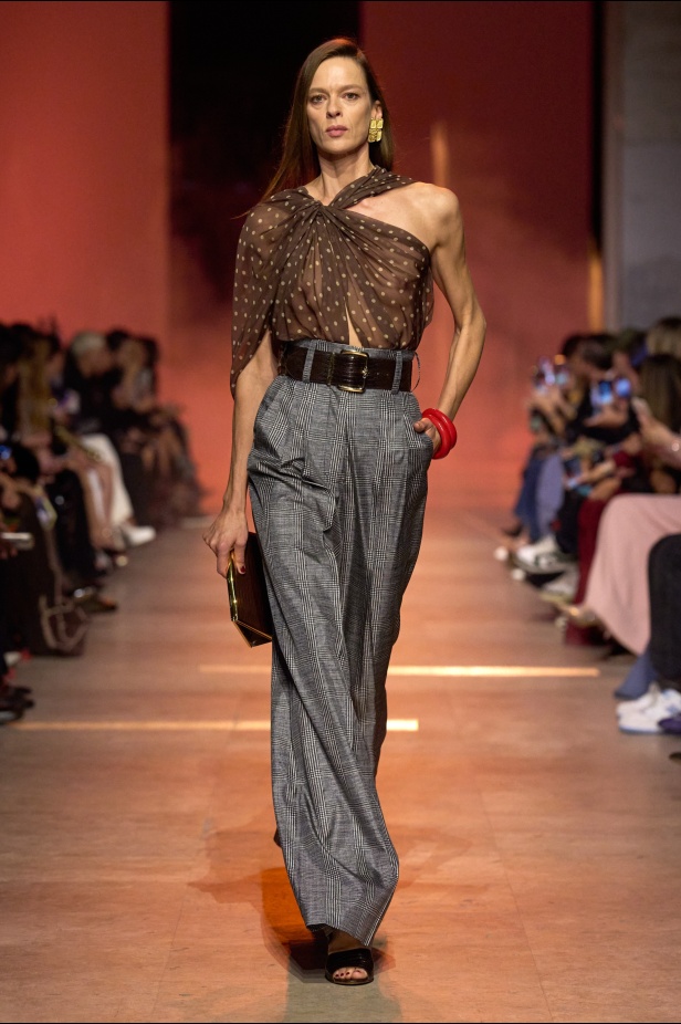 مجموعة إيلي صعب لربيع 2026... أناقة خالدة وتنسيقات جريئة غير متوقّعة