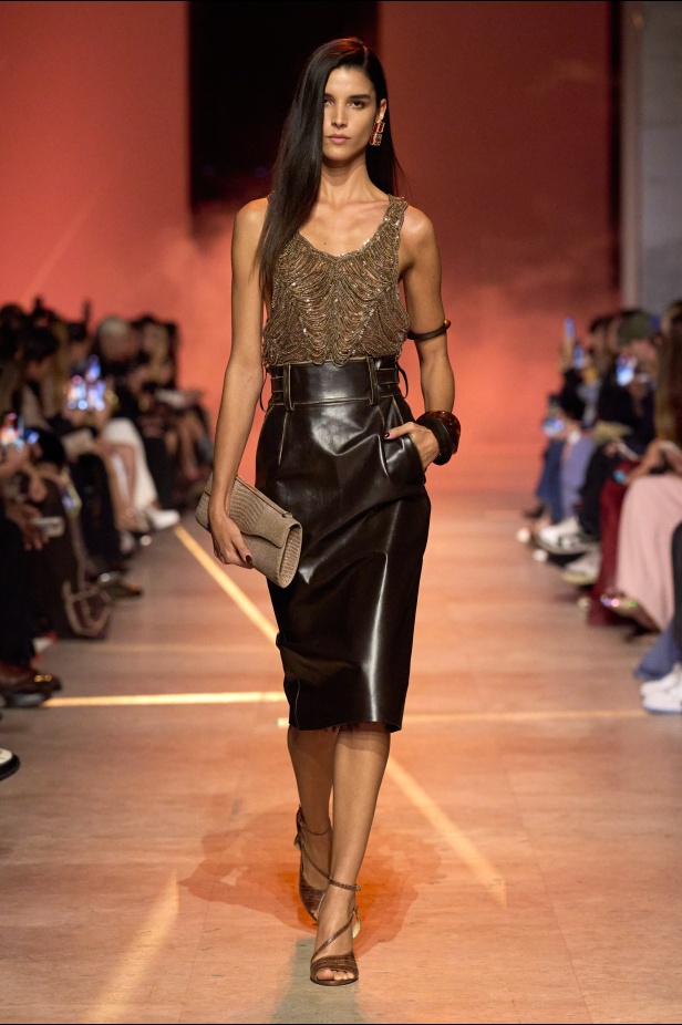 مجموعة إيلي صعب لربيع 2026... أناقة خالدة وتنسيقات جريئة غير متوقّعة