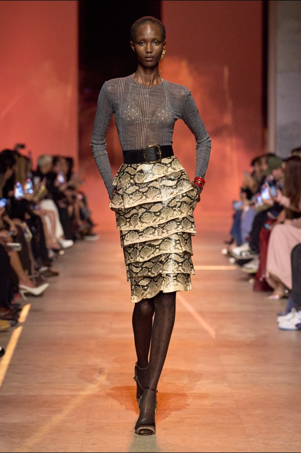 مجموعة إيلي صعب لربيع 2026... أناقة خالدة وتنسيقات جريئة غير متوقّعة