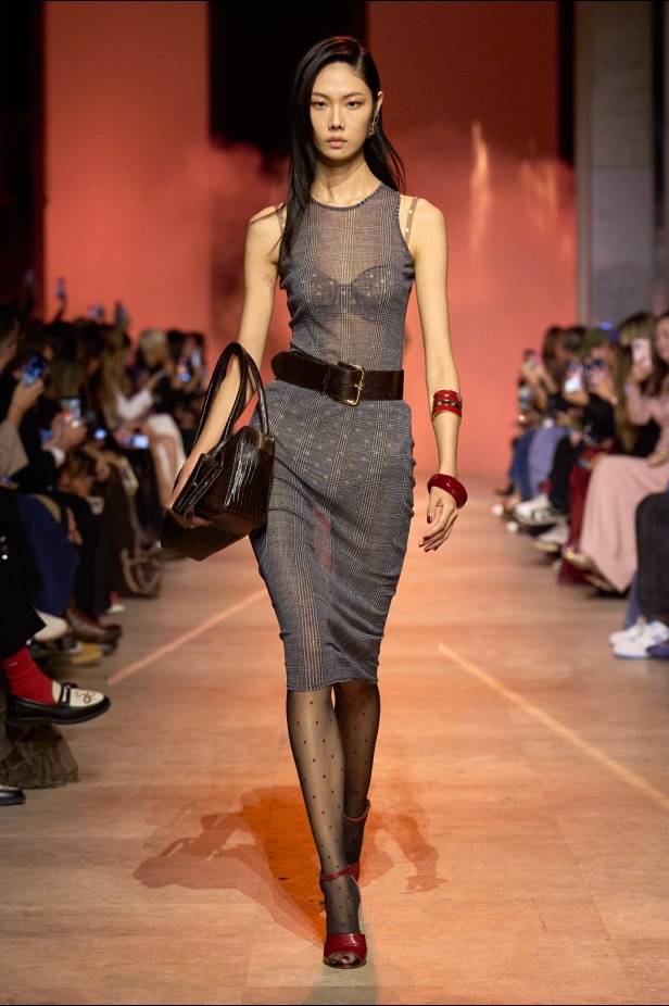 مجموعة إيلي صعب لربيع 2026... أناقة خالدة وتنسيقات جريئة غير متوقّعة