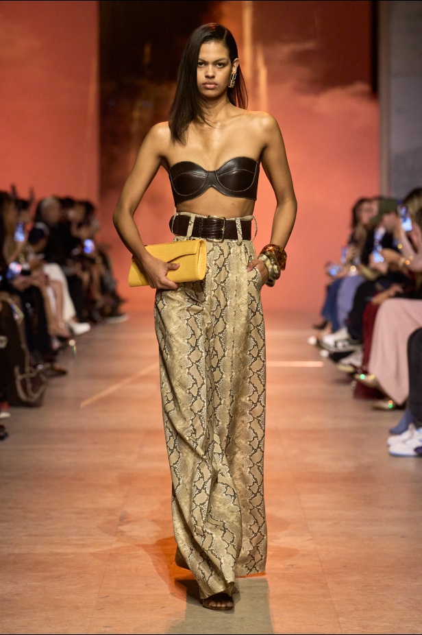 مجموعة إيلي صعب لربيع 2026... أناقة خالدة وتنسيقات جريئة غير متوقّعة