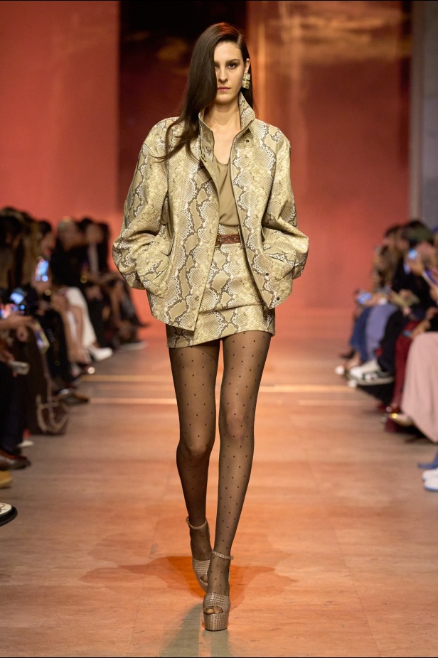 مجموعة إيلي صعب لربيع 2026... أناقة خالدة وتنسيقات جريئة غير متوقّعة