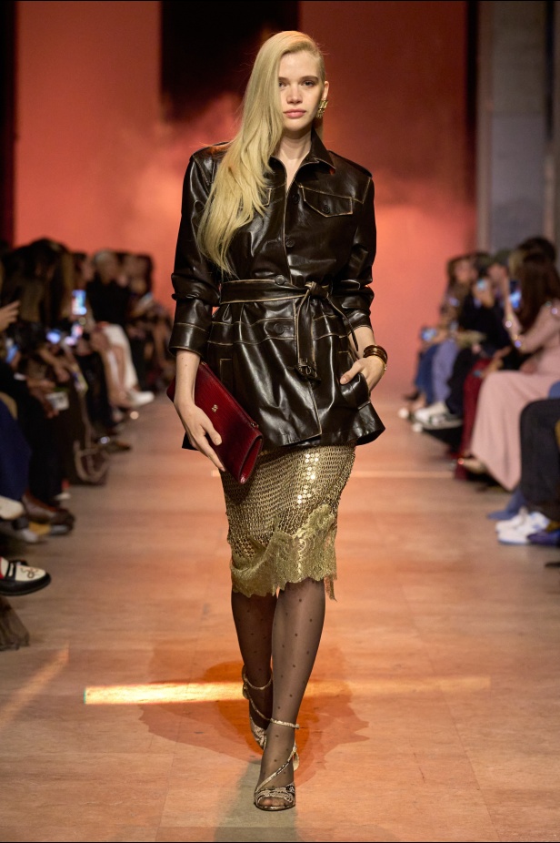 مجموعة إيلي صعب لربيع 2026... أناقة خالدة وتنسيقات جريئة غير متوقّعة