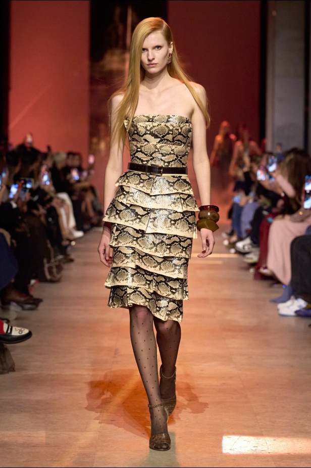 مجموعة إيلي صعب لربيع 2026... أناقة خالدة وتنسيقات جريئة غير متوقّعة