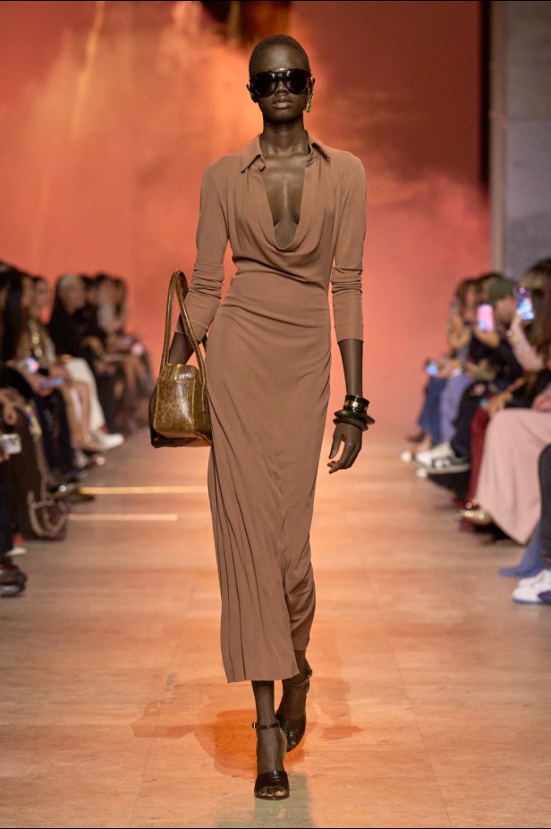 مجموعة إيلي صعب لربيع 2026... أناقة خالدة وتنسيقات جريئة غير متوقّعة