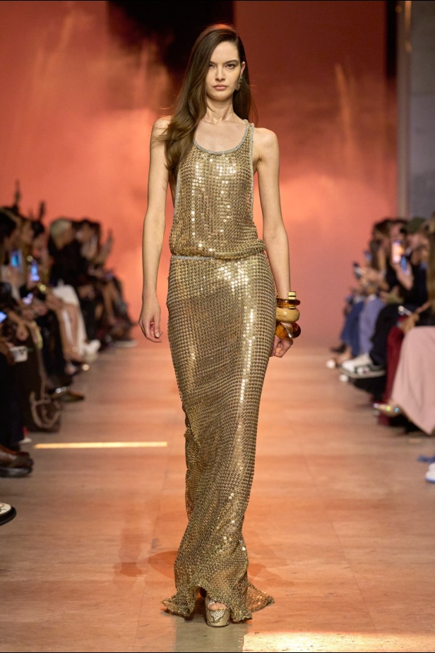 مجموعة إيلي صعب لربيع 2026... أناقة خالدة وتنسيقات جريئة غير متوقّعة