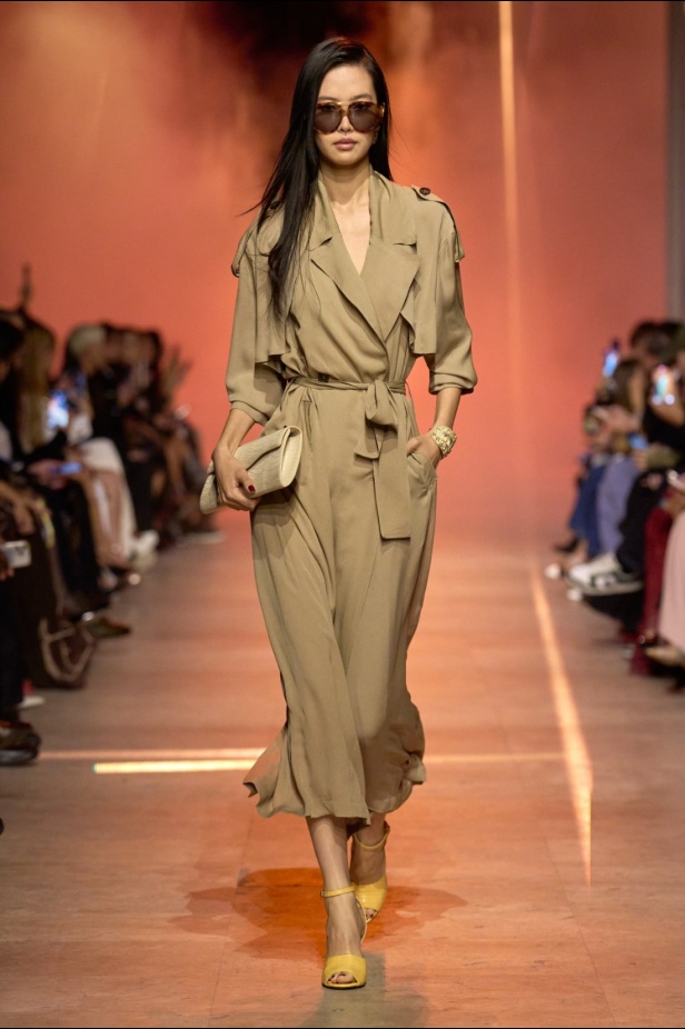 مجموعة إيلي صعب لربيع 2026... أناقة خالدة وتنسيقات جريئة غير متوقّعة