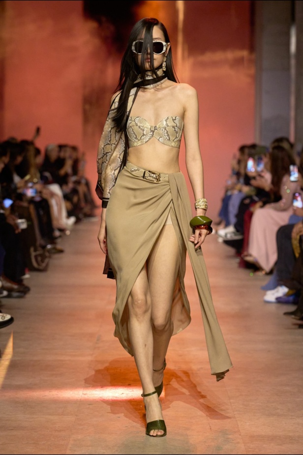 مجموعة إيلي صعب لربيع 2026... أناقة خالدة وتنسيقات جريئة غير متوقّعة