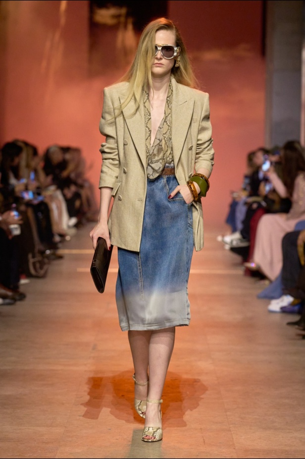 مجموعة إيلي صعب لربيع 2026... أناقة خالدة وتنسيقات جريئة غير متوقّعة