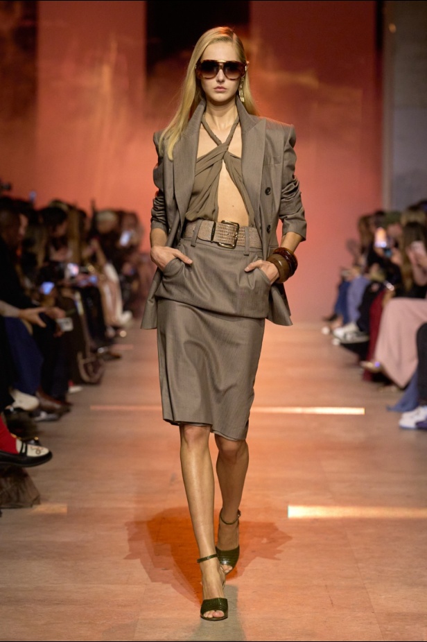 مجموعة إيلي صعب لربيع 2026... أناقة خالدة وتنسيقات جريئة غير متوقّعة