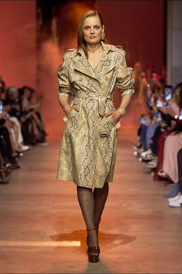 مجموعة إيلي صعب لربيع 2026... أناقة خالدة وتنسيقات جريئة غير متوقّعة