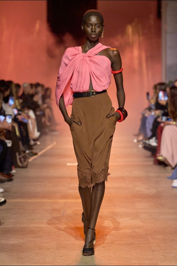 مجموعة إيلي صعب لربيع 2026... أناقة خالدة وتنسيقات جريئة غير متوقّعة