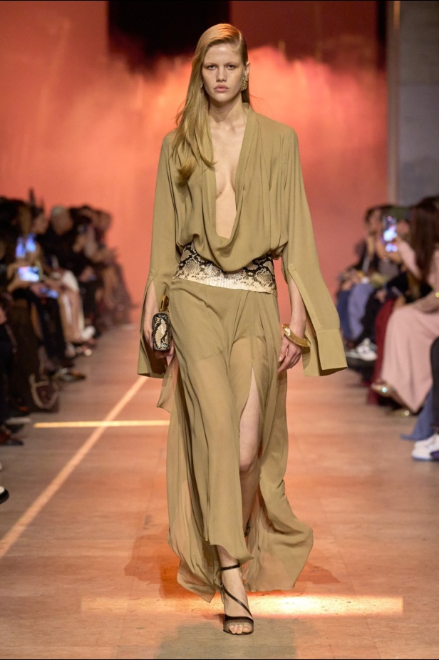 مجموعة إيلي صعب لربيع 2026... أناقة خالدة وتنسيقات جريئة غير متوقّعة