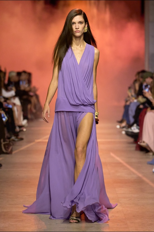 مجموعة إيلي صعب لربيع 2026... أناقة خالدة وتنسيقات جريئة غير متوقّعة