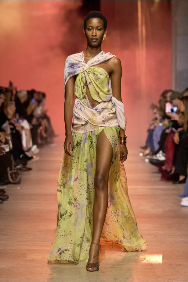 مجموعة إيلي صعب لربيع 2026... أناقة خالدة وتنسيقات جريئة غير متوقّعة