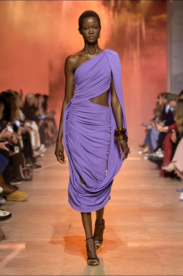 مجموعة إيلي صعب لربيع 2026... أناقة خالدة وتنسيقات جريئة غير متوقّعة