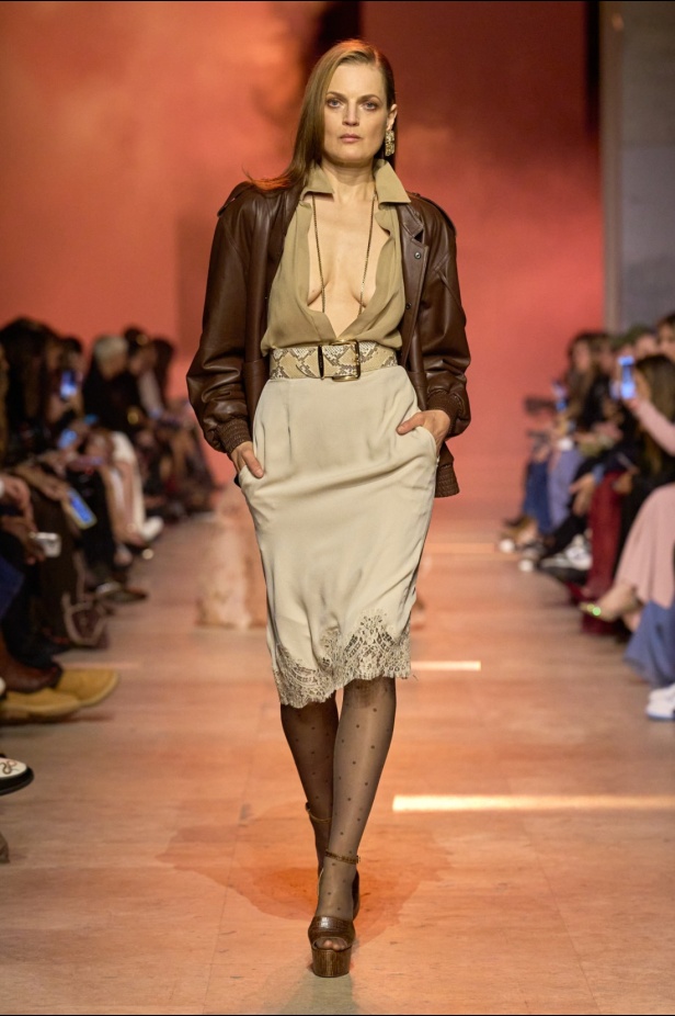 مجموعة إيلي صعب لربيع 2026... أناقة خالدة وتنسيقات جريئة غير متوقّعة