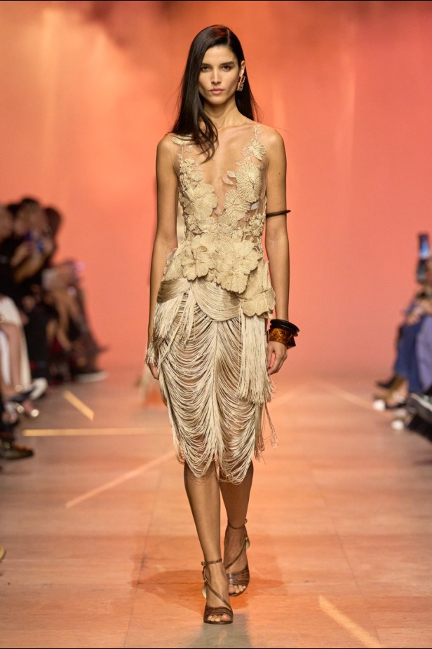 مجموعة إيلي صعب لربيع 2026... أناقة خالدة وتنسيقات جريئة غير متوقّعة