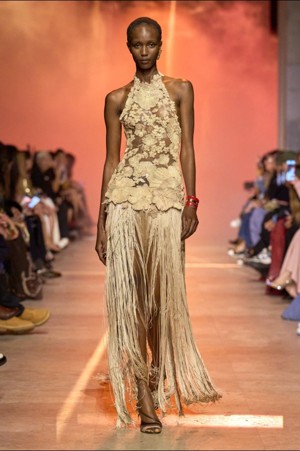 مجموعة إيلي صعب لربيع 2026... أناقة خالدة وتنسيقات جريئة غير متوقّعة