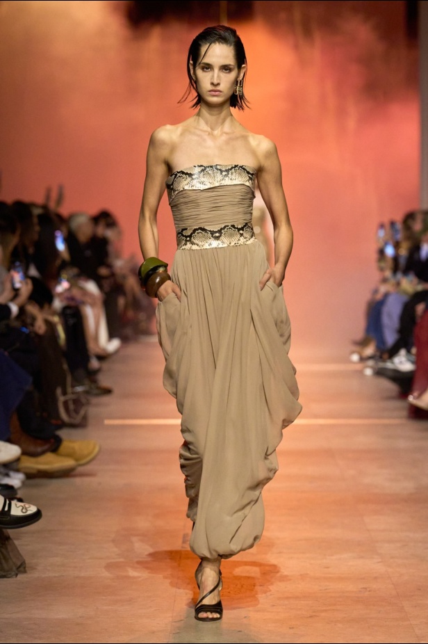 مجموعة إيلي صعب لربيع 2026... أناقة خالدة وتنسيقات جريئة غير متوقّعة