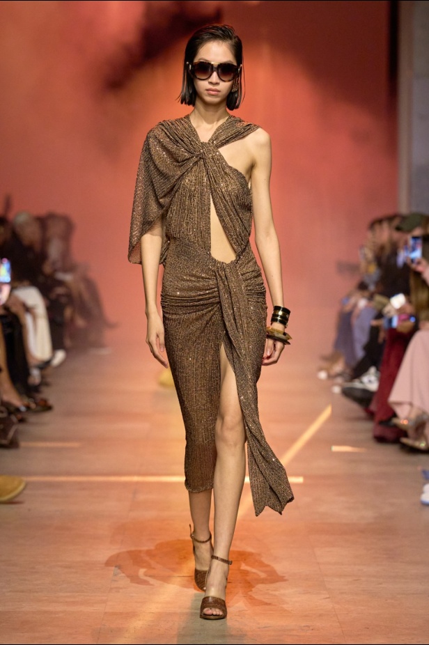 مجموعة إيلي صعب لربيع 2026... أناقة خالدة وتنسيقات جريئة غير متوقّعة