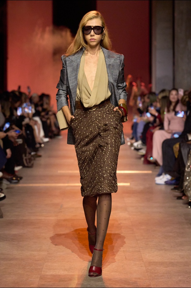 مجموعة إيلي صعب لربيع 2026... أناقة خالدة وتنسيقات جريئة غير متوقّعة