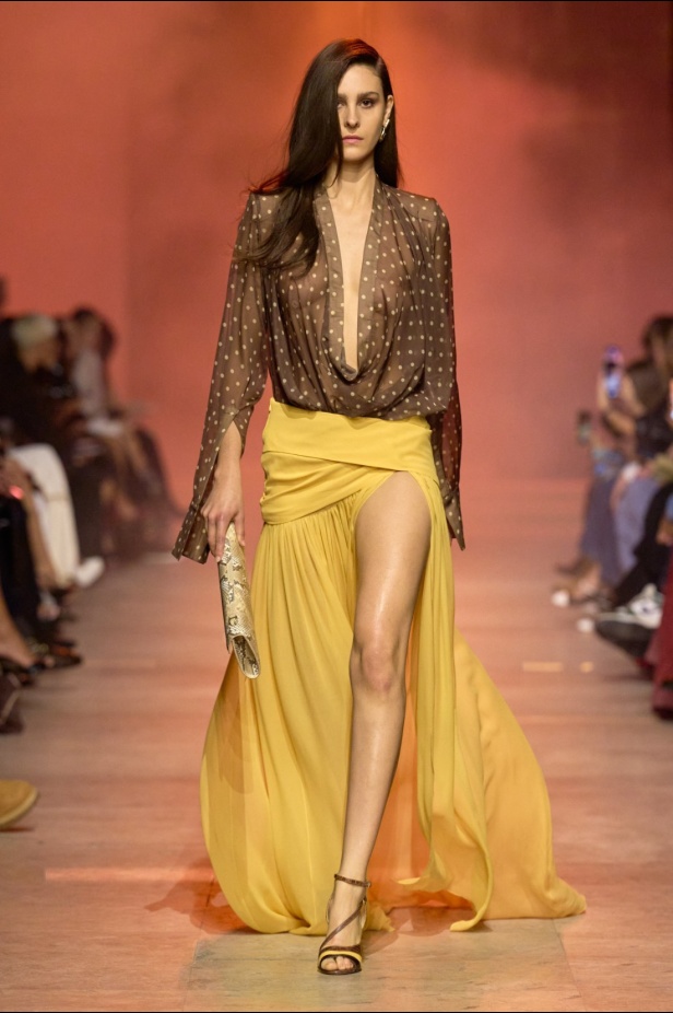 مجموعة إيلي صعب لربيع 2026... أناقة خالدة وتنسيقات جريئة غير متوقّعة