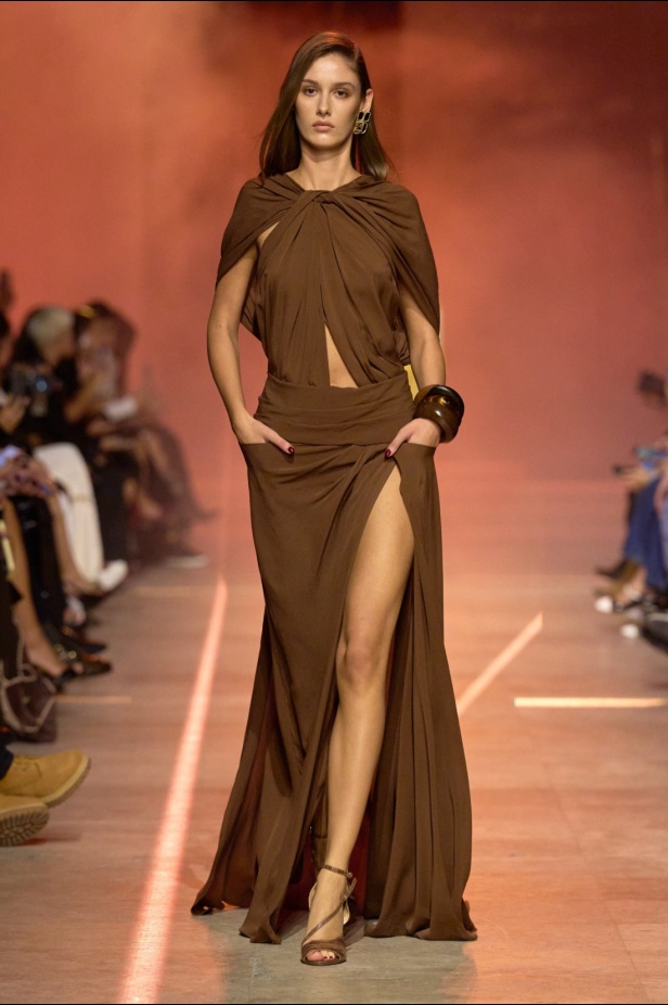 مجموعة إيلي صعب لربيع 2026... أناقة خالدة وتنسيقات جريئة غير متوقّعة