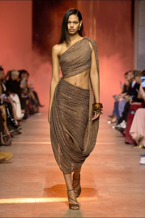 مجموعة إيلي صعب لربيع 2026... أناقة خالدة وتنسيقات جريئة غير متوقّعة