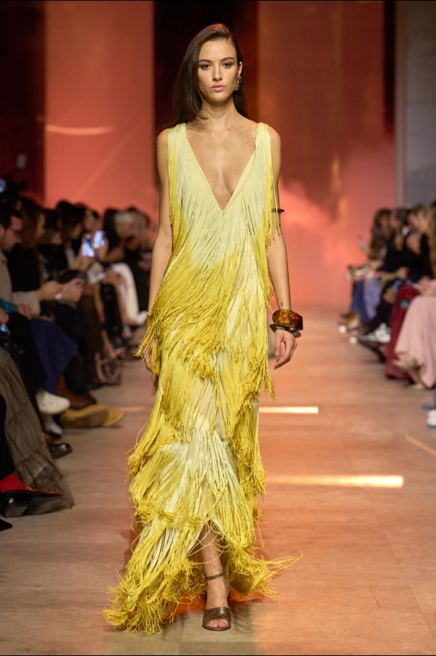 مجموعة إيلي صعب لربيع 2026... أناقة خالدة وتنسيقات جريئة غير متوقّعة