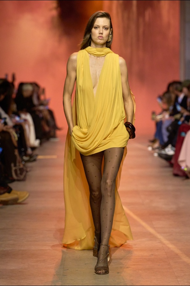 مجموعة إيلي صعب لربيع 2026... أناقة خالدة وتنسيقات جريئة غير متوقّعة