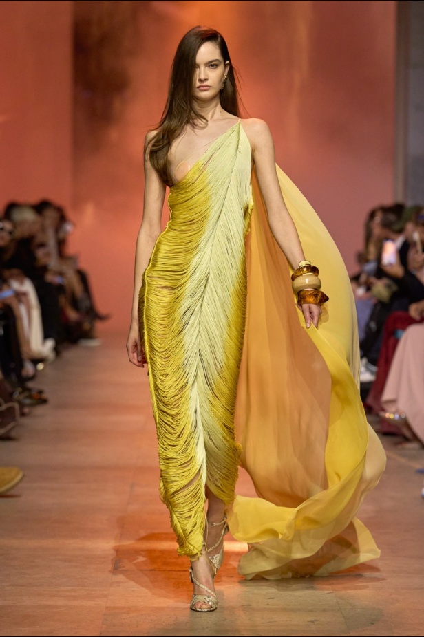 مجموعة إيلي صعب لربيع 2026... أناقة خالدة وتنسيقات جريئة غير متوقّعة