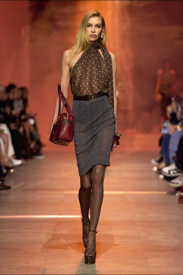 مجموعة إيلي صعب لربيع 2026... أناقة خالدة وتنسيقات جريئة غير متوقّعة