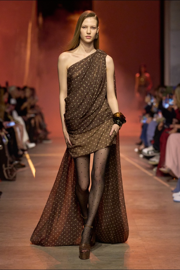 مجموعة إيلي صعب لربيع 2026... أناقة خالدة وتنسيقات جريئة غير متوقّعة