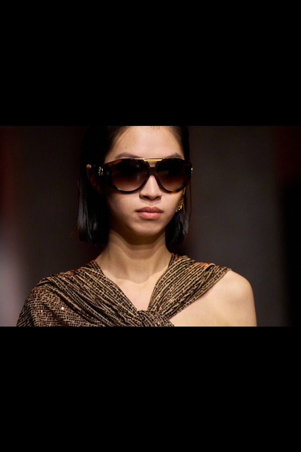 مجموعة إيلي صعب لربيع 2026... أناقة خالدة وتنسيقات جريئة غير متوقّعة