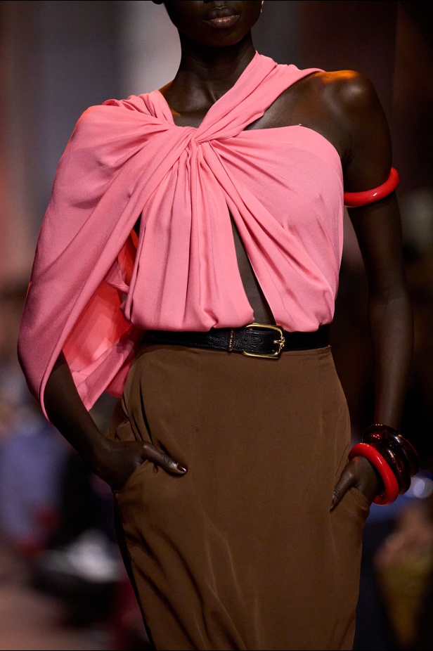 مجموعة إيلي صعب لربيع 2026... أناقة خالدة وتنسيقات جريئة غير متوقّعة