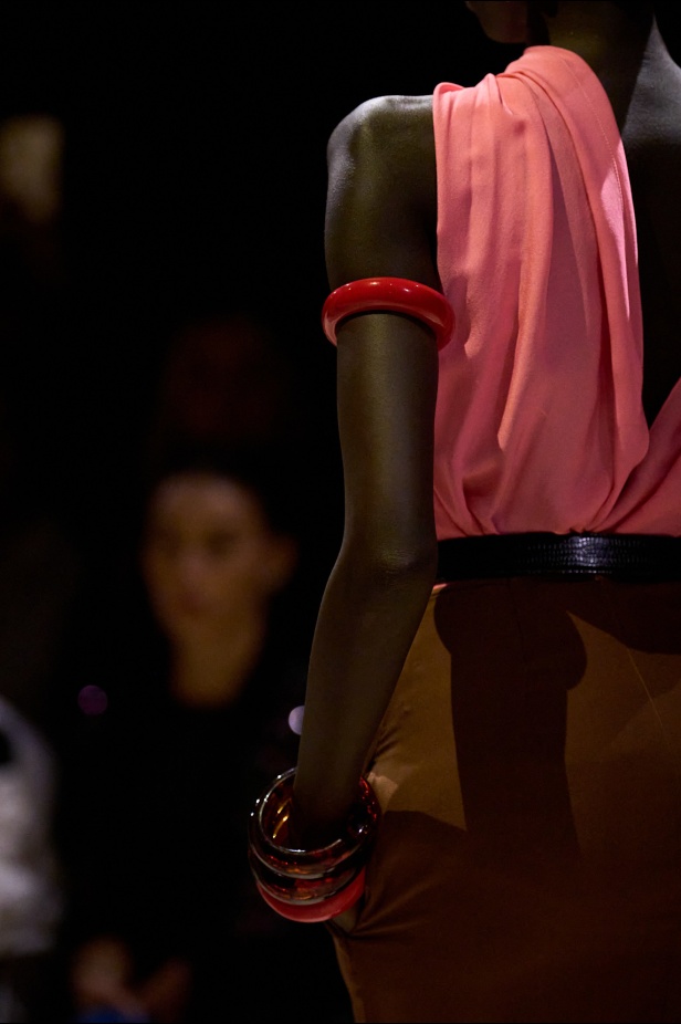 مجموعة إيلي صعب لربيع 2026... أناقة خالدة وتنسيقات جريئة غير متوقّعة