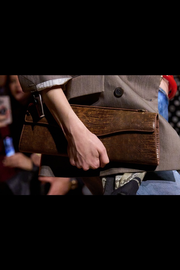 مجموعة إيلي صعب لربيع 2026... أناقة خالدة وتنسيقات جريئة غير متوقّعة