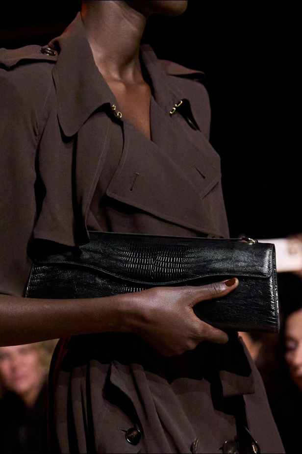 مجموعة إيلي صعب لربيع 2026... أناقة خالدة وتنسيقات جريئة غير متوقّعة