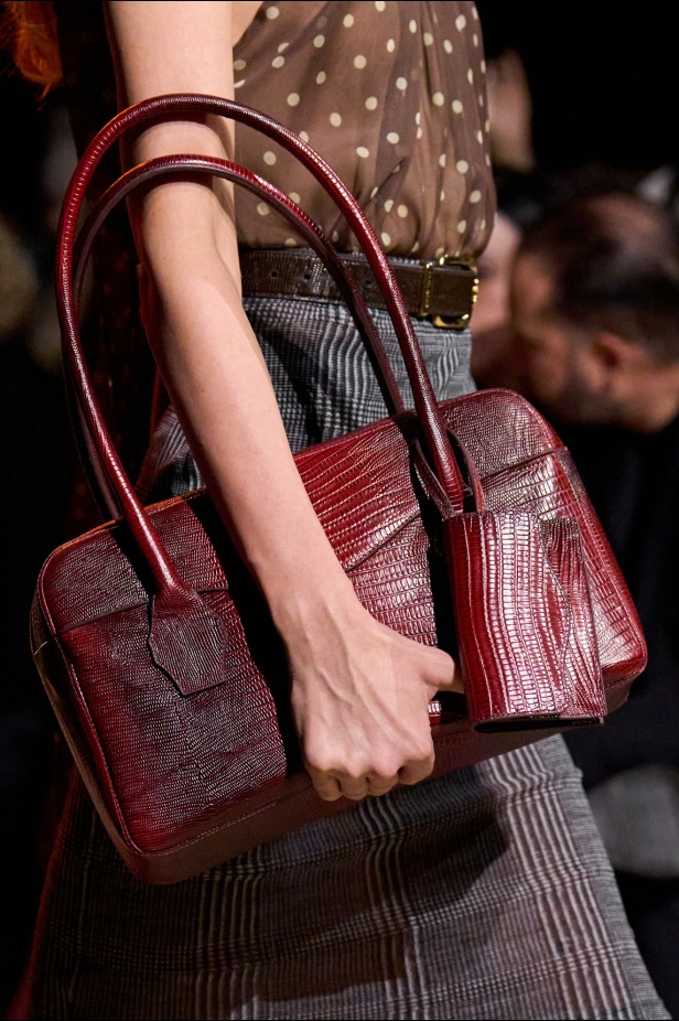 مجموعة إيلي صعب لربيع 2026... أناقة خالدة وتنسيقات جريئة غير متوقّعة