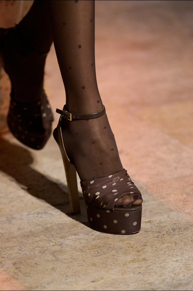 مجموعة إيلي صعب لربيع 2026... أناقة خالدة وتنسيقات جريئة غير متوقّعة