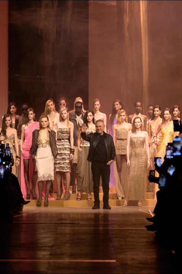 مجموعة إيلي صعب لربيع 2026... أناقة خالدة وتنسيقات جريئة غير متوقّعة