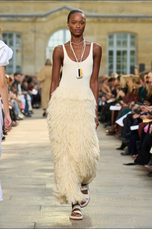 غابرييلا هيرست تحوّل "الأقمشة الميتة" إلى فخامة مستدامة في مجموعة ربيع 2026