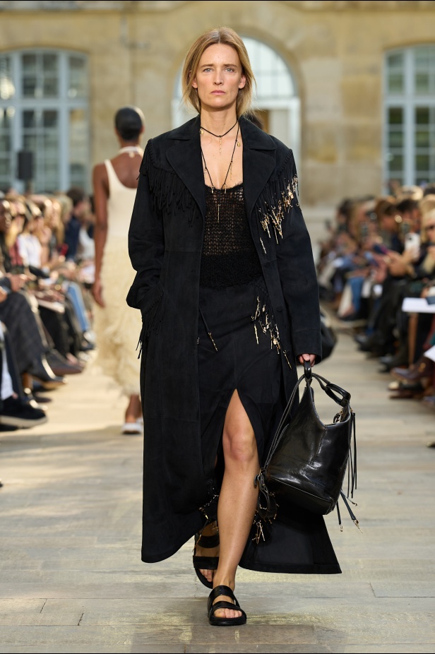 غابرييلا هيرست تحوّل "الأقمشة الميتة" إلى فخامة مستدامة في مجموعة ربيع 2026