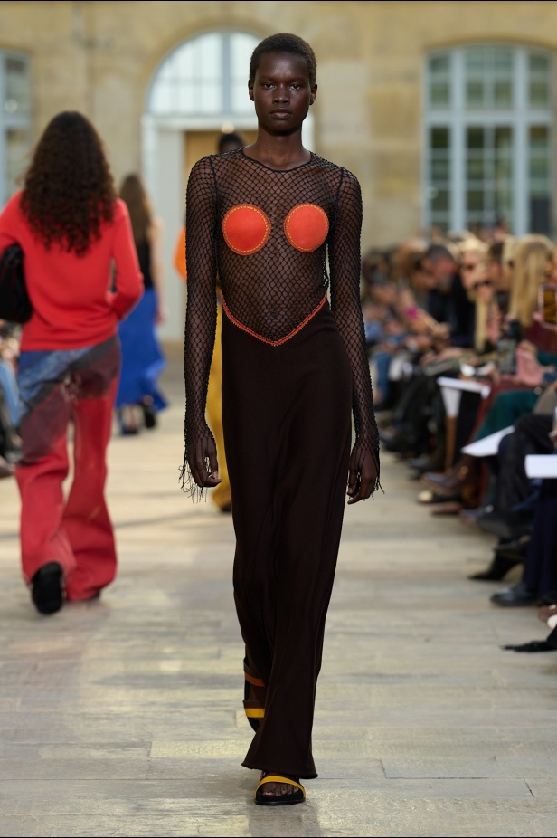 غابرييلا هيرست تحوّل "الأقمشة الميتة" إلى فخامة مستدامة في مجموعة ربيع 2026